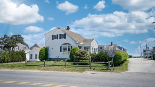 Hank's Hideaway by Bayley Vacation Rentals