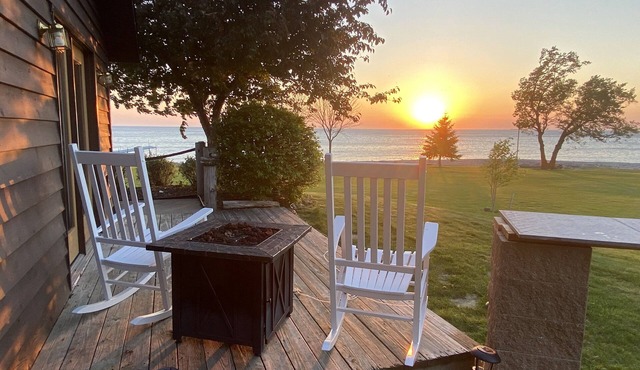 Hansen Shores on Sunset Point - 300 Ft Shoreline - Full Kitchen/sleeps 9