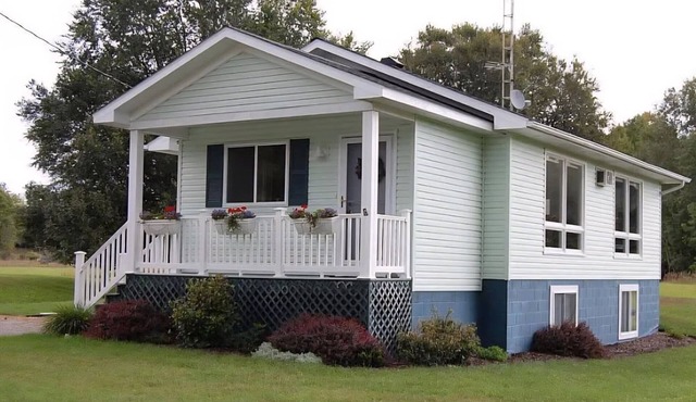 Happiness Hideaway On Burt Lake Pet Friendly Sleeps 11