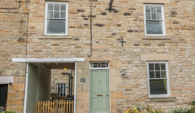 HARE & HOUNDS HOUSE, pet friendly, with open fire in Allendale