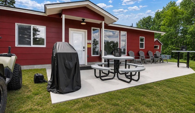 "Haufer Hall" - Charming 2-bedroom cabin on beautiful Little Boy Lake.