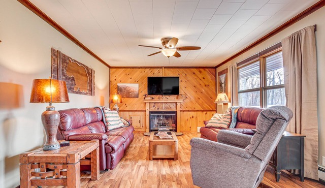 Hayward Home w/Private Deck, Fire Pit & Kayak!
