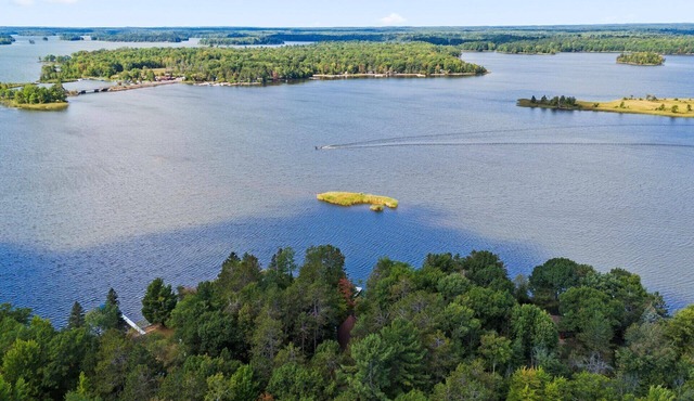 Hayward Wisconsin-Eaglesnest-Log home, on Lake Chippewa-64’ Dock