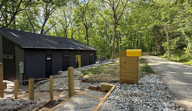 Headless Goose Chalet - Near Bloomington - Hot tub, gas grill, and fire pit
