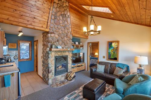 Heart of Superior Lake Cabin: 15 Mi to Lutsen Mtn!