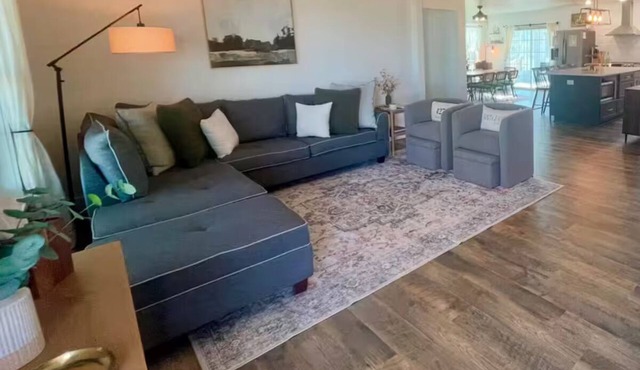 Hearth & Heartland Farmhouse-3 private acres Family Friendly