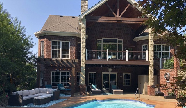 Heated pool on private cul-de-sac lot, sleeps 8