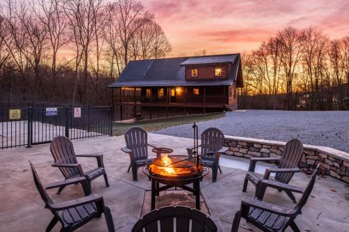 Heated Pool Pool House Hot Tub Firepit BBQ