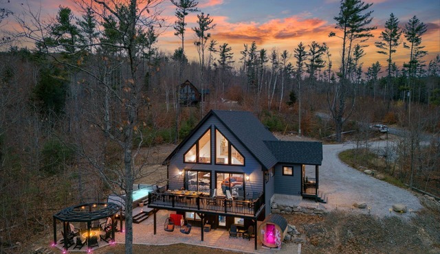 Heated SwimSpa, Sauna, Games, Mtn Views + 7mi to Sunday Rvr, Sleeps 14, Dogs OK