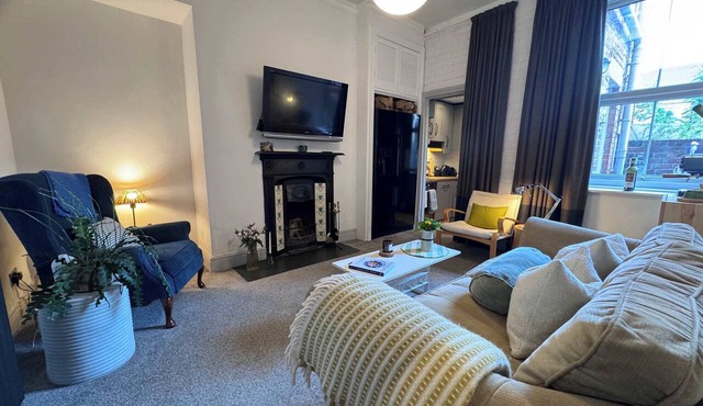 Heaton 1BDR Garden Flat With Dedicated Office