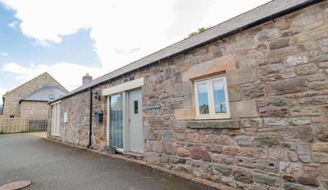 HEMMEL COTTAGE, woodburner, WiFi, in Chatton