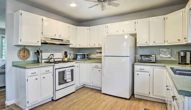 Hen Cove Home w/Wood Deck - Walk to Beaches!