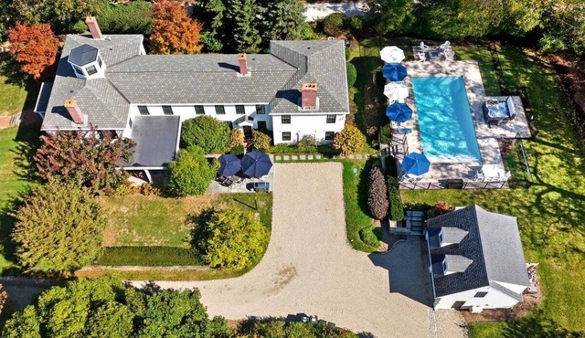 Hiawatha: 177-CC Gorgeous Chatham Estate with heated pool, walk to Town or Beach