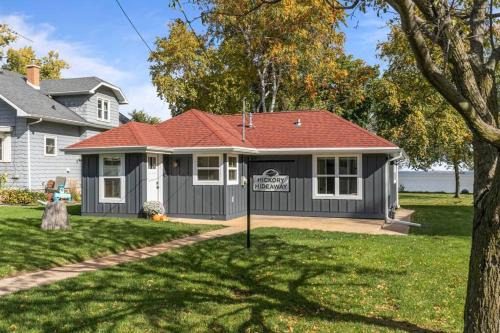 Hickory Hideaway Cozy 2-Bedroom Home on Lake Winnebago