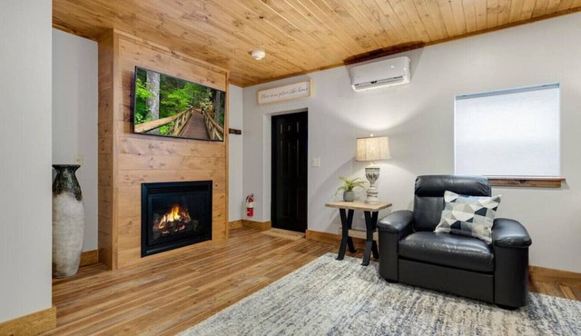 Hickory Suite · Romantic Getaway on Main Street - Hickory Suite