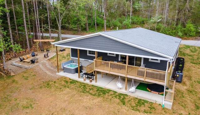 Hidden Hills Haven - Hot Tub, Fire Pit, Pool Table