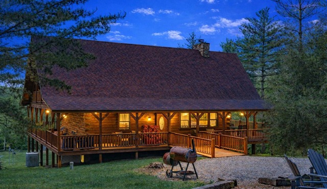 Hidden Lake Lodge: Fish, Hot Tub, Wifi, Game Room, + 30 acres in Hocking Hills
