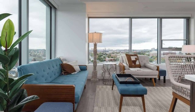 High Rise 3 BR Retreat w City Skyline Views, Shared Gym