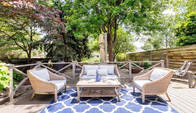 Highlands 4 BD 2.5 BA backyard oasis+chef kitchen fire pit bbq