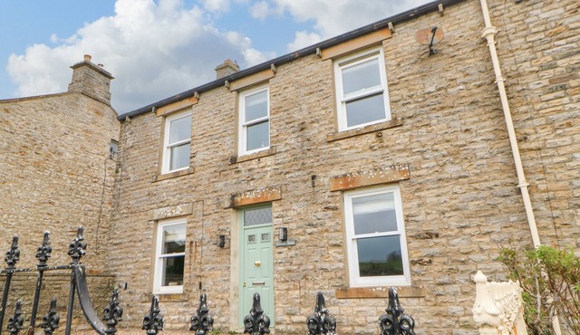 HILLSIDE HOUSE, pet friendly, with open fire in West Witton