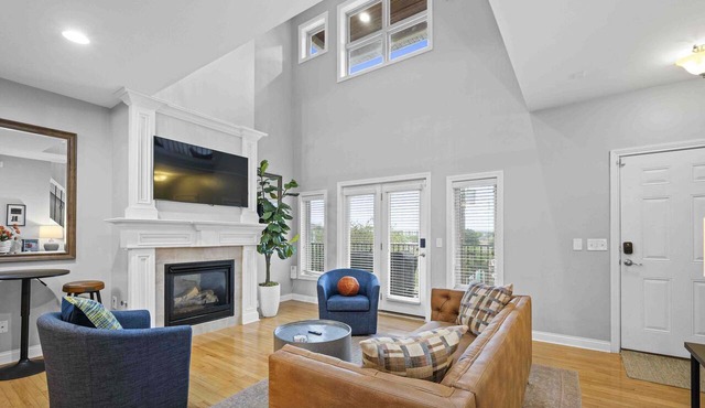 Hilltop 3BR for 10, Private Garage, Skyline Views