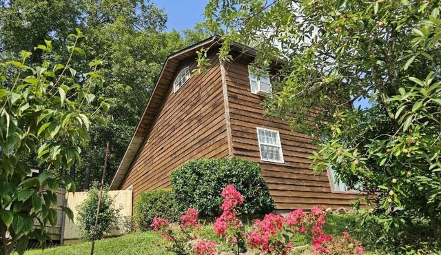 Hilltop Cottage w/Hot Tub, Views & Near Yellowwood Trails 2BR, 2BA
