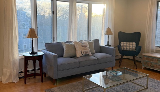 Hilltop East End Retreat w/Studio/Office space