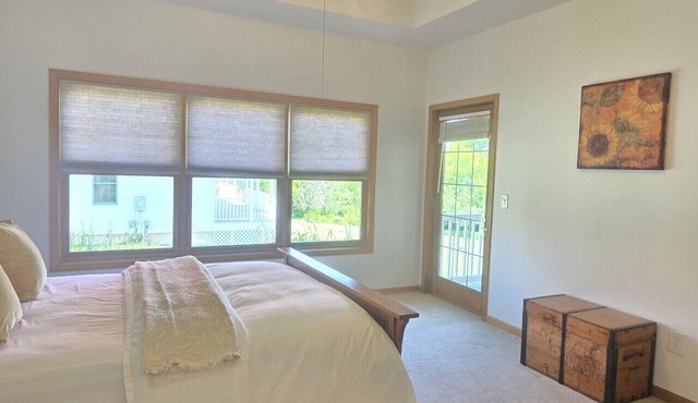 Hilltop Escape - Enjoy Lake Superior Views with City Amenities