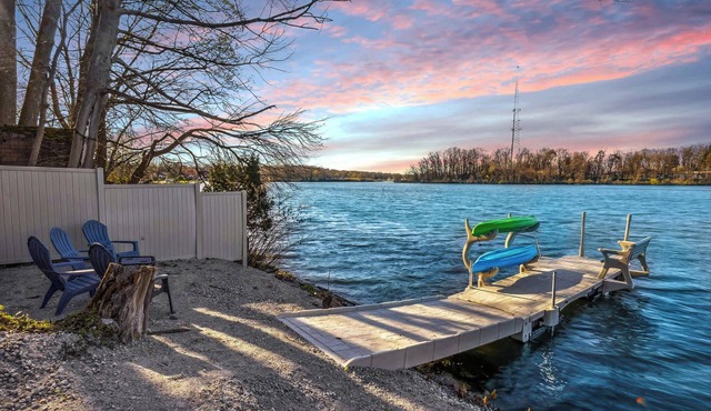Hilltop Lakehouse - Free Kayaks, Deck, Hot Tub , Pet Friendly