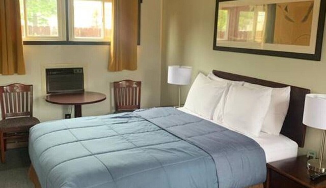Hilltop Lodge Standard Queen - Room 104