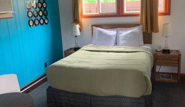 Hilltop Lodge Standard Queen - Room 101