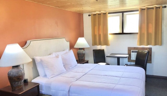 Hilltop Lodge Standard Queen - Room 103