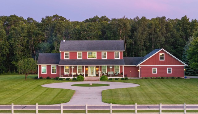 Hilltop Retreat! Pool&HotTub|Large Families|Trails