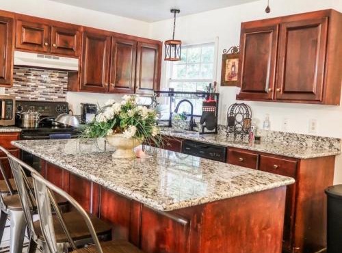 Hilltop Villa, pool &Spa, 50 acres, near airport