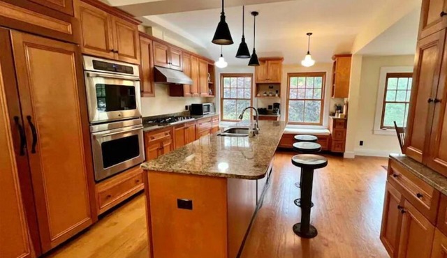 Historic 10-BR Main St. Mansionn