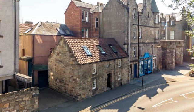 Historic 2‑Bedroom Central St Andrews Cottage Near West Port, Stylish Interiors & Walk to Old Course