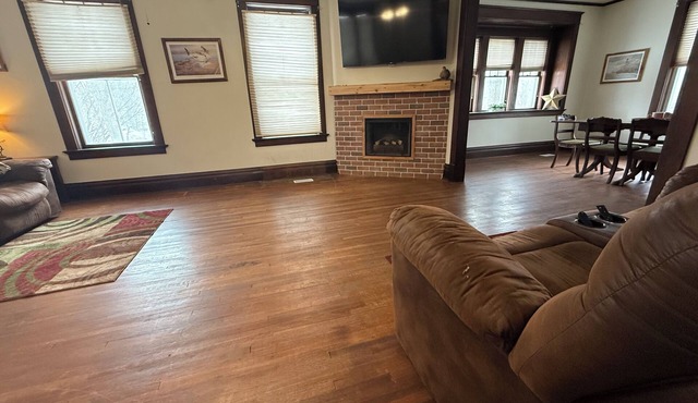 Historic 4-bedroom house in Marion for a cozy getaway.