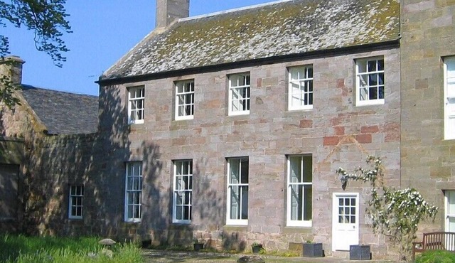 Historic and spacious farmhouse wing near Crail