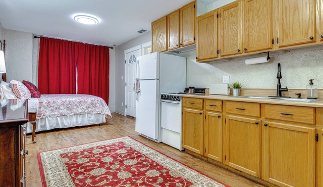 Historic Downtown Hub! Lebanon Apt