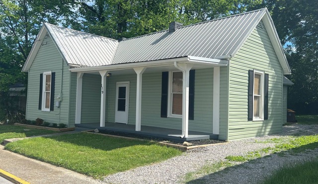 Historic Downtown Somerset. Newly Renovated. 3 Kings. Two blocks to fountain.