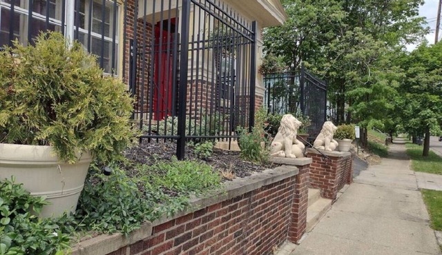 Historic Highland Square 2bdrm Apartment