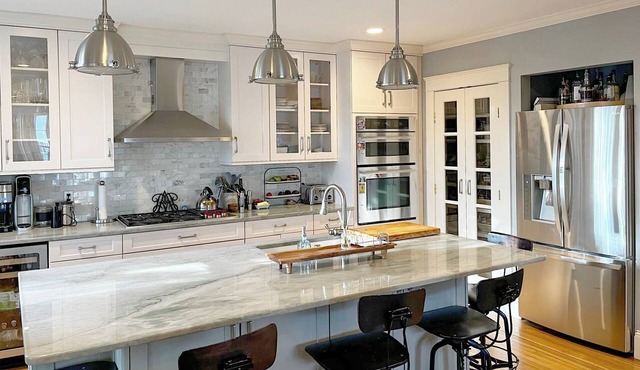 Historic home near beaches & Newport, walk to town