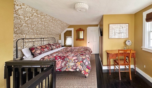 HISTORIC LUXURY! PET OK! 1 mile to beach! Patio-firepit-2KingSuites
