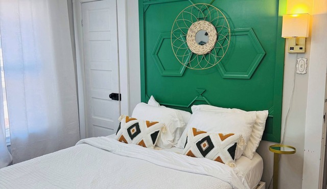 Historic*Unique*Downtown*Quiet*Bright*Cheerful*Getaway