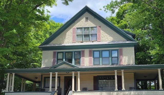 Historic Victorian home sleeps up to 30 guests!