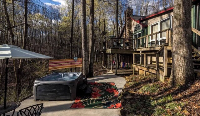Hocking Hills Cabin w Hot Tub, Arcade & Fire Pit