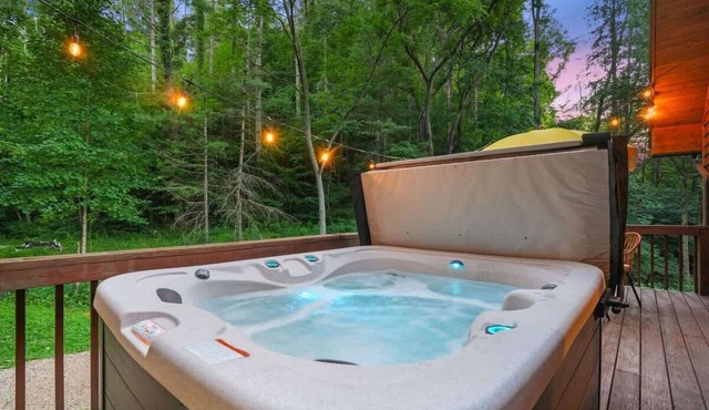 Hocking Hills Cabin w Hot Tub, Fire Pit, Game Room
