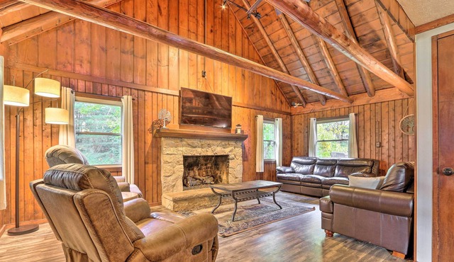 Hocking Hills Cabin w/Deck, Hot Tub & Pond!