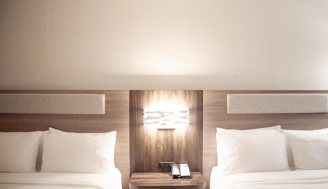 Holiday Inn Express & Suites Overland Park by IHG