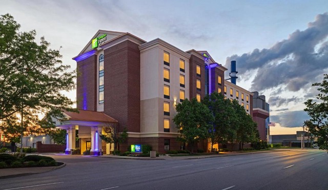 Holiday Inn Express & Suites Indianapolis Dtn-Conv Ctr Area by IHG